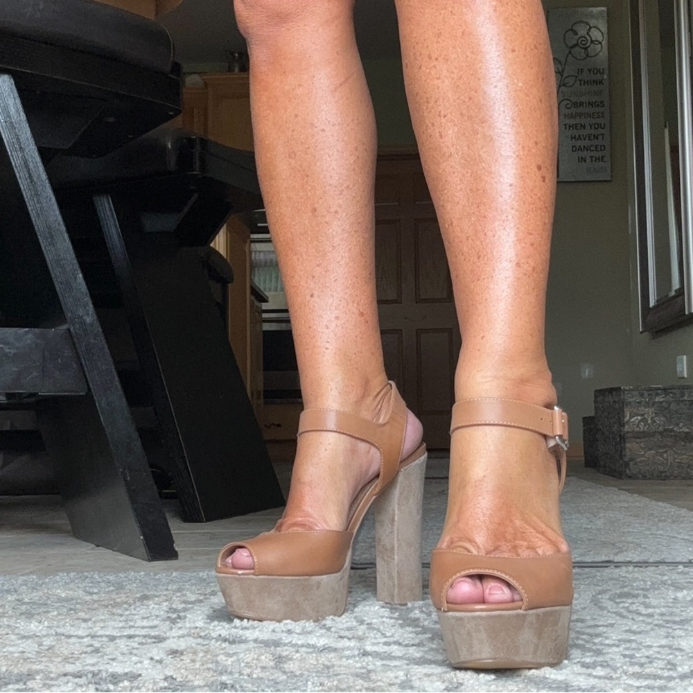 NWOB Tan Leather Platform Peep Toe Heel
Sandals  Steve Madden “Jillyy” Gorgeous!
